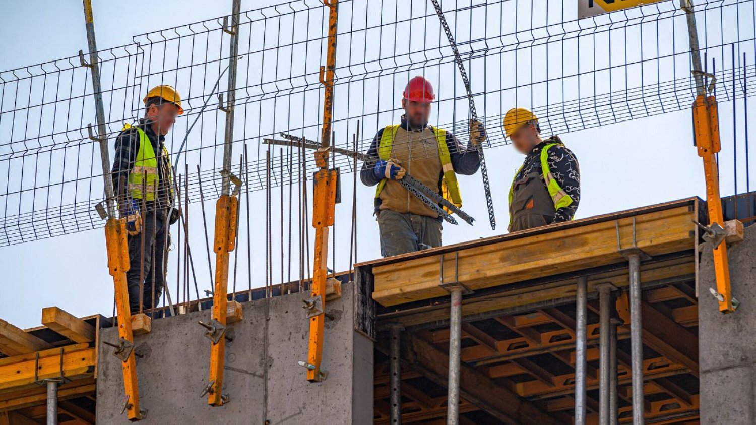 Zarobki pracowników fizycznych na budowach nie są przesadnie wygórowane.