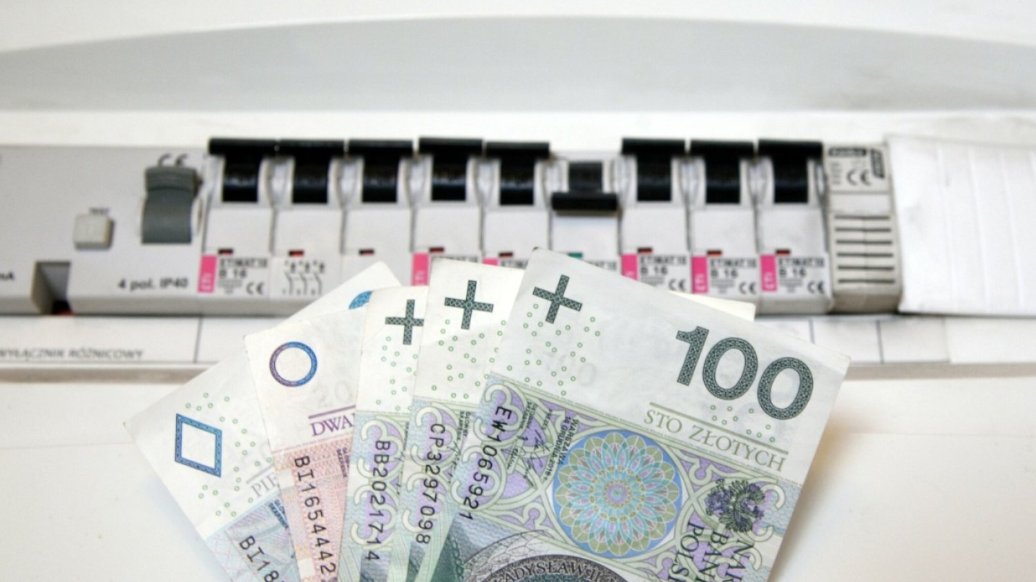 Licznik prądu, banknoty polskie.