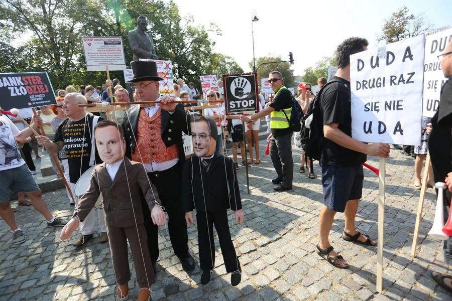 Demonstracja w sprawie stanowiska Kancelarii Prezydenta w sporze "frankowiczów" z bankami.