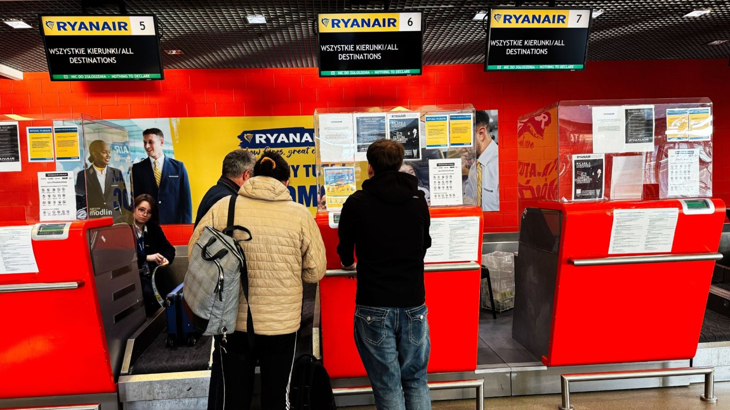 Zmiany w Ryanair od listopada 2026. Przewoźnik wydłuża czas nadania bagażu. Odprawa przy stanowisku Ryanair na lotnisku.