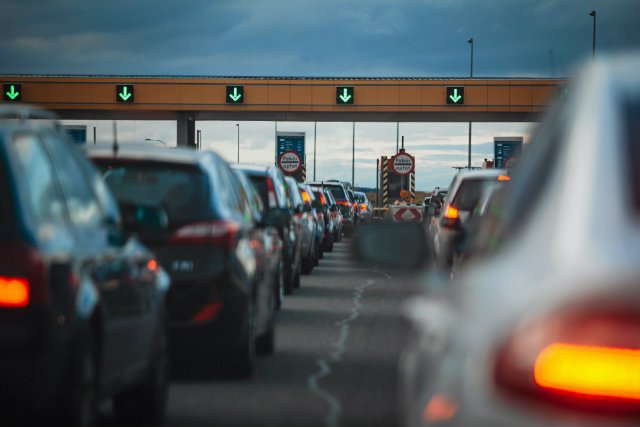 Decyzją, która ma pomóc w sprawniejszym odprawianiu pojazdów na bramkach jest...podniesienie cen.