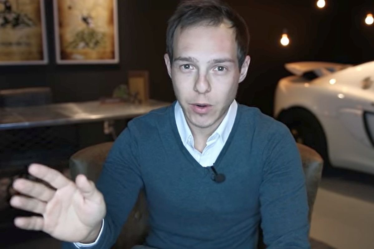 Graham Stephan radzi, by nie kupować kawy w Starbucksie - jej cenę uważa za absurdalną