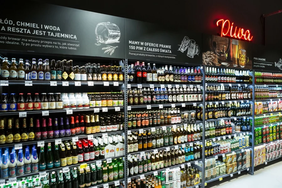 W sklepie rozbudowano m.in. dział ze zdrową żywnością i alkoholami, szczególnie piwem.