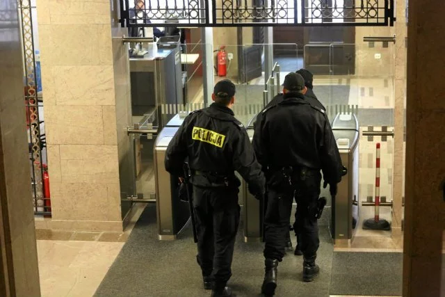 Gdyby posłowie przychylili się do jego pomysłu służbę w policji mogłaby pełnić osoba zameldowana na terytorium Rzeczpospolitej Polskiej przez okres co najmniej 6 miesięcy przed przystąpieniem do pełnienia służby