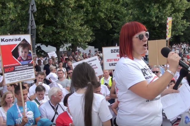 Antyszczepionkowcy atakują ministerstwo zdrowia. Resort szuka prawników, bo nie wyrabia z odpowiadaniem na pisma i zażalenia antyszczepionkowców