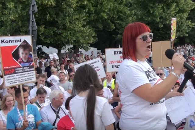 Antyszczepionkowcy atakują ministerstwo zdrowia. Resort szuka prawników, bo nie wyrabia z odpowiadaniem na pisma i zażalenia antyszczepionkowców