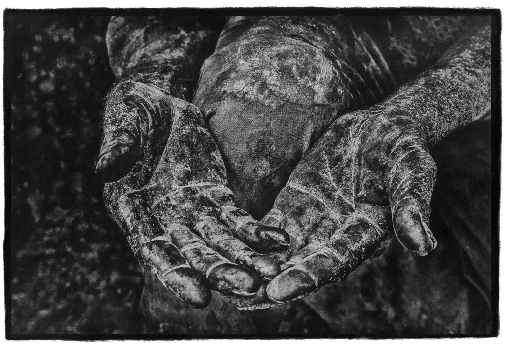Foto: Stéphane Noël, „Caridad manos”, fotografia w technice gumy dwuchromianowej