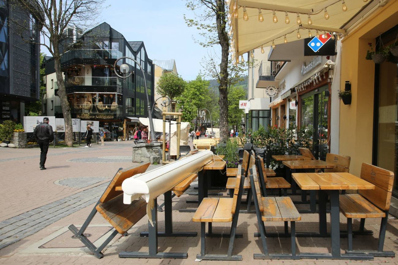 Ławki przed restauracją w Zakopanem.