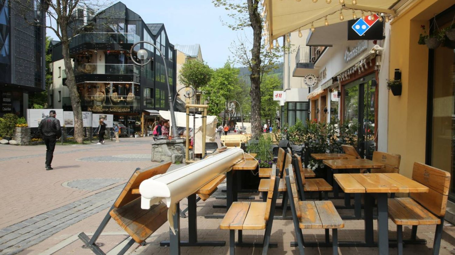 Ławki przed restauracją w Zakopanem.