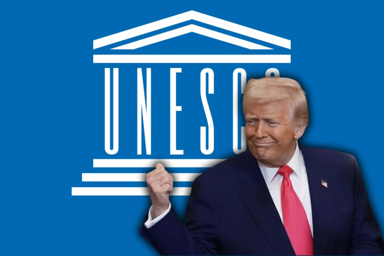 Donald Trump na tle flagi UNESCO.