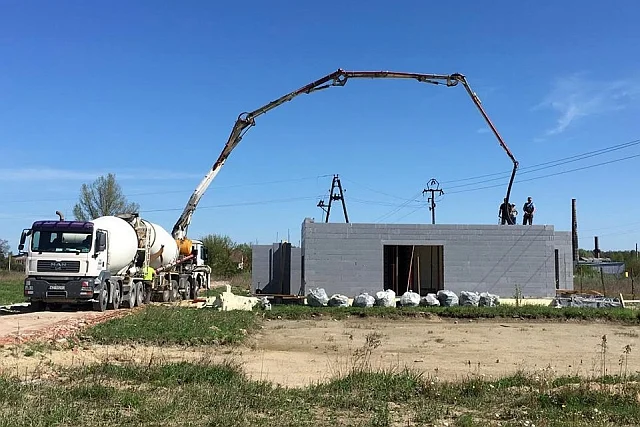 W kształtki wlewa się beton i załatwione - ściany są gotowe