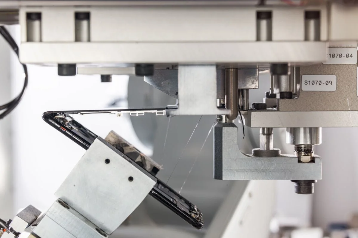 Robot do recyklingu Daisy wydobywa z iPhone'a 14 metali ziem rzadkich.