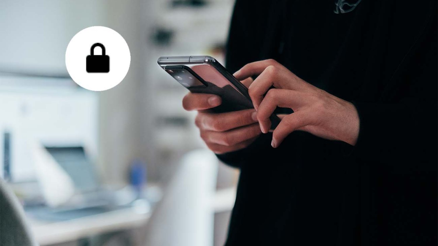 Kobieta używa Messengera na smartfonie
