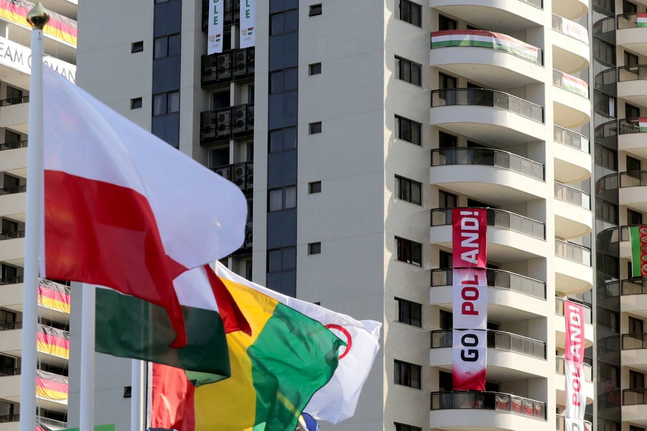 Wśród nagród także obrazy i vouchery na wakacje.