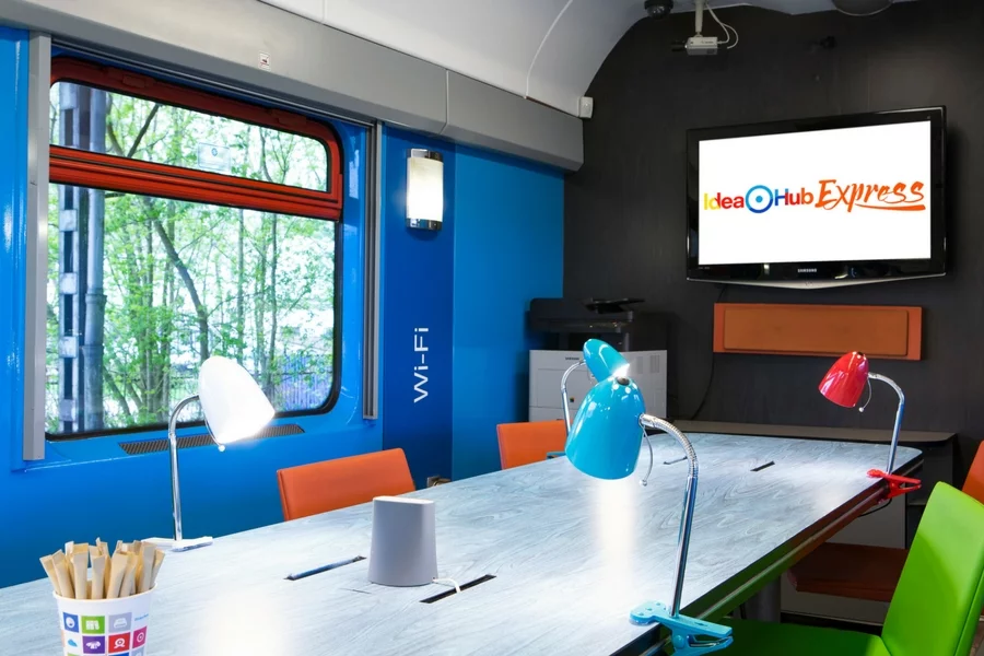W Idea Hub Express podróżni będą mogli korzystać ze skanera, drukarki czy ekranu.