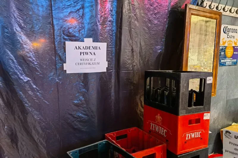 Na szczęście nie musisz być z polecenia, hasła też nie trzeba podawać.
