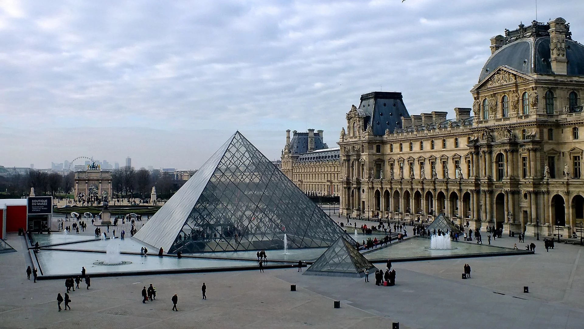 Nowe zatrzymania po "napadzie stulecia". Co z klejnotami z Luwru?