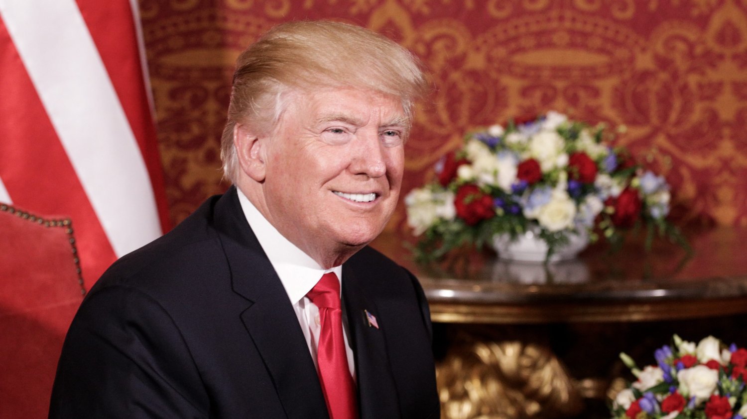 Donald Trump przyjmuje leki na covid-19.