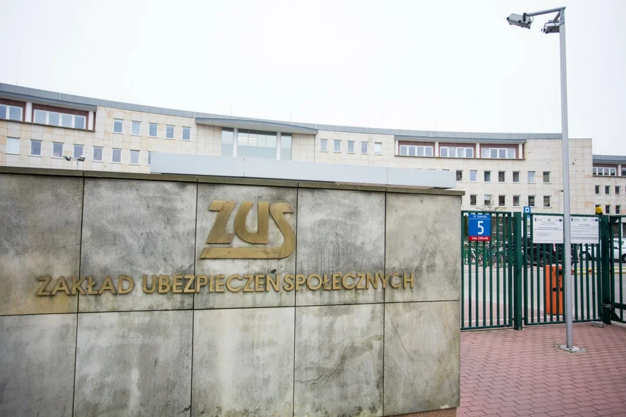 Zlecenia zostały przyznane poza procedurami przetargowymi i bez konkursów.