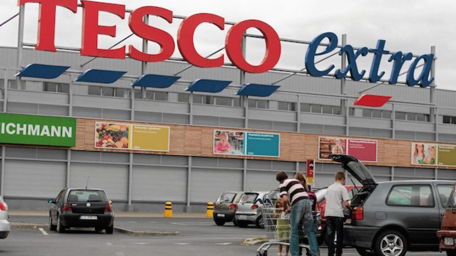 Oferta Tesco jest skierowana również do tych, którzy zaciągnęli po kilka pożyczek. Sieć oferuje dla takich osób kredyt konsolidacyjny.