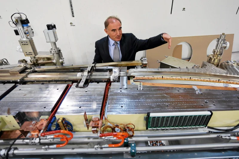 Dyrektor Centrum profesor Marek Stankiewicz prezentuje magnesy synchrotronu.