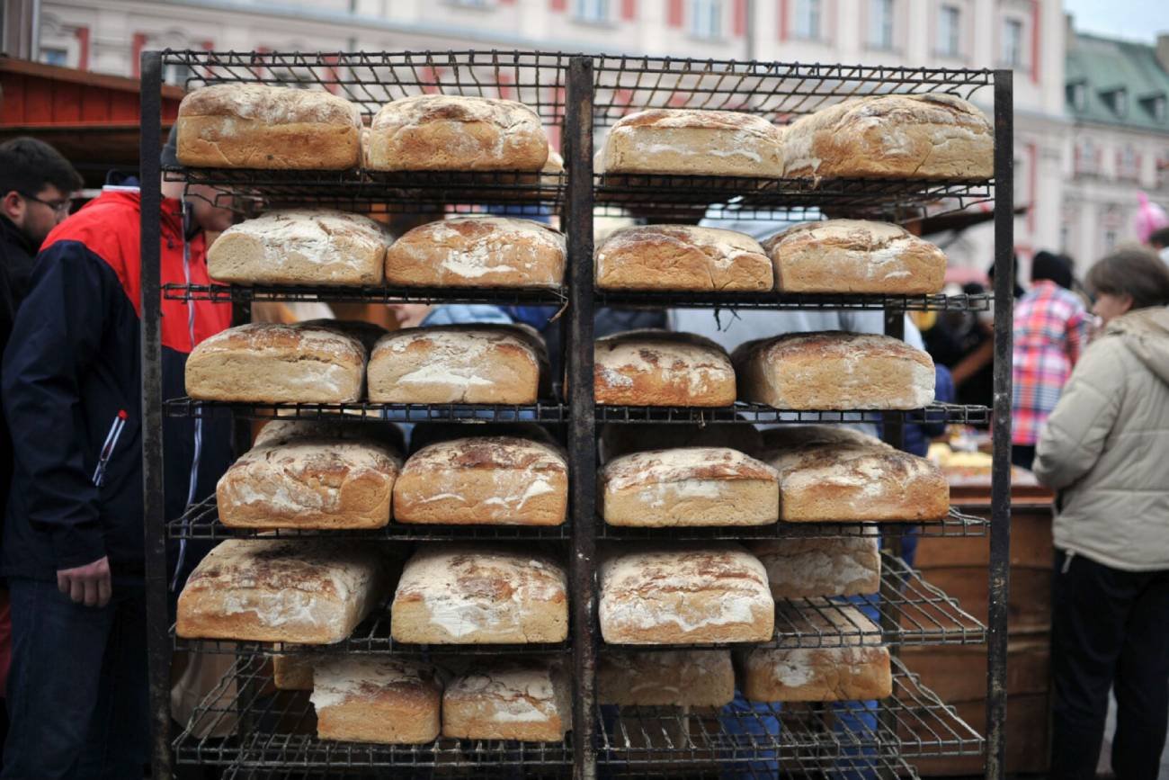 Bochenki chleba wystawione na kratach
