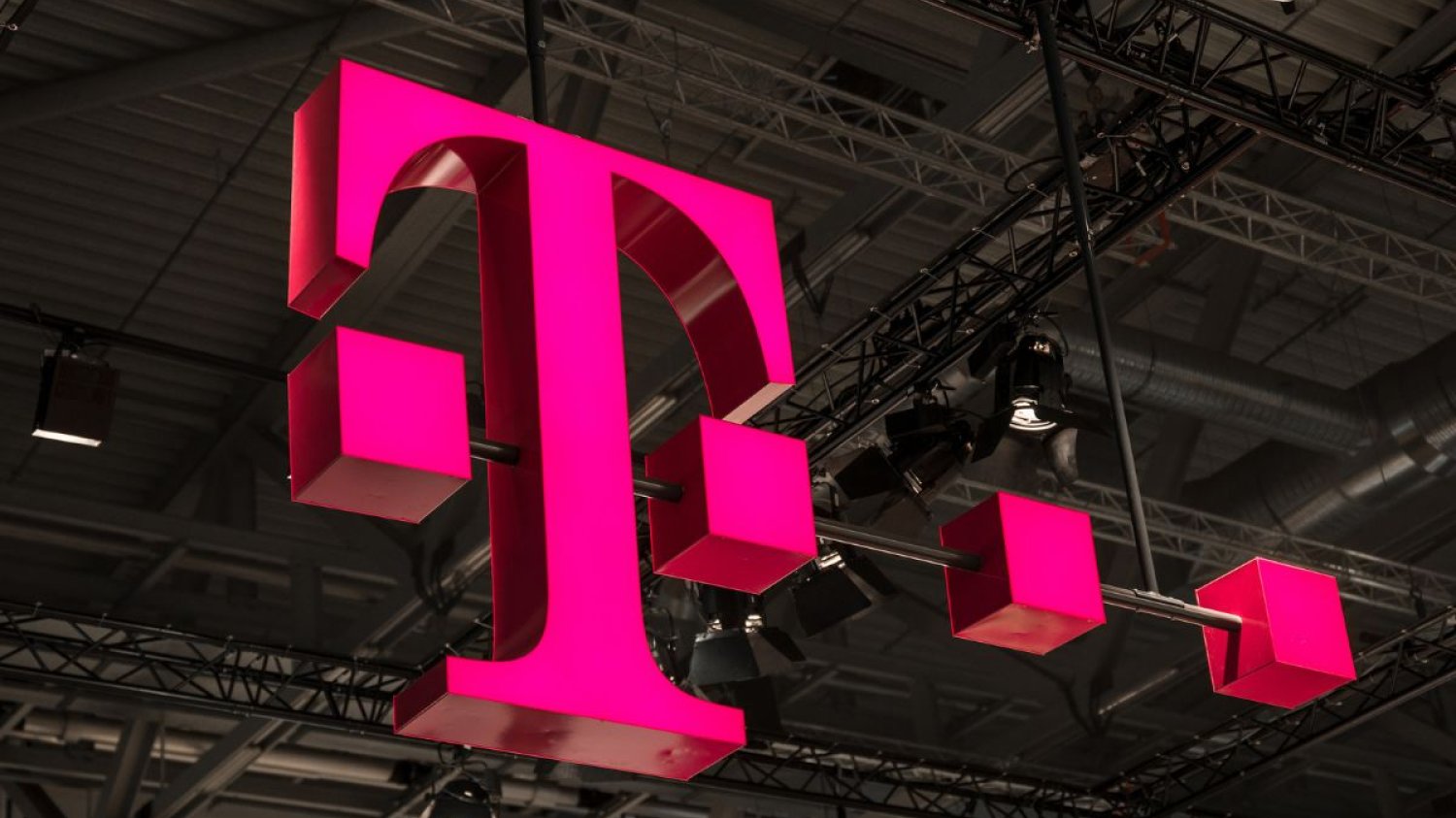 T-Mobile ostrzega przed kolejną falą ataków phishingowych „wygraj najnowszy smartfon”.