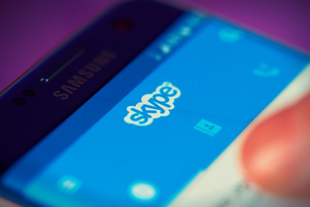 Skype to jeden z najbardziej popularnych komunikatorów na świecie. Według badań agencji We Are Social w 2016 roku korzystał z niego co 10. Polak