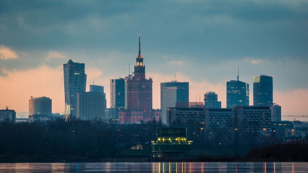 Czynsze w Warszawie mają zbliżoną wysokość do tych berlińskich. Tymczasem Berlin zamraża czynsze na następne pięć lat, w tym kierunku spoglądają też inne duże miasta. Czy to dobry pomysł dla Warszawy?