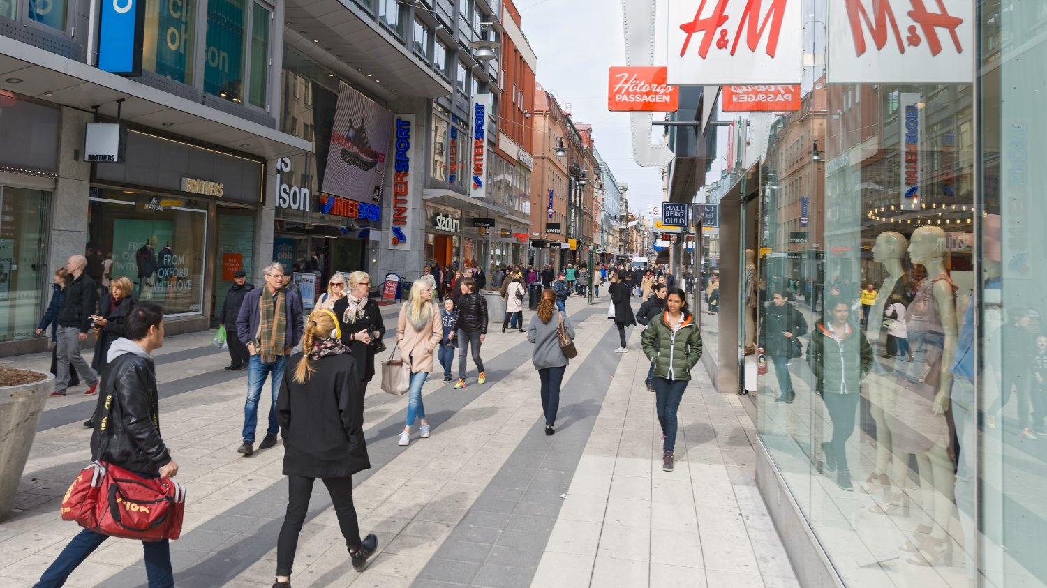 Następują otwarcia sklepów, które zgodnie z prawem mogą działać. Działalność wznawia m.in. H&M.