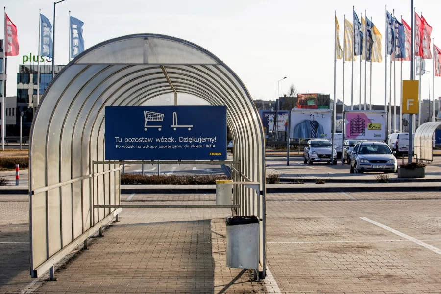 Zakaz handlu w niedziele wyszedł na dobre dużym sieciom. Upadek małych sklepów tworzy nową przestrzeń do podboju.