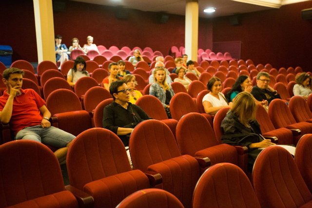 Wprowadzenie zakazu handlu w niedziele miało uderzyć przede wszystkim w duże sieci handlowe. Okazuje się jednak, że po drodze oberwała branża kinowa