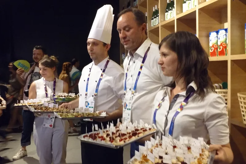 Marszałek  pomorskiego podczas promocji produktów regionalnych w Mediolanie.