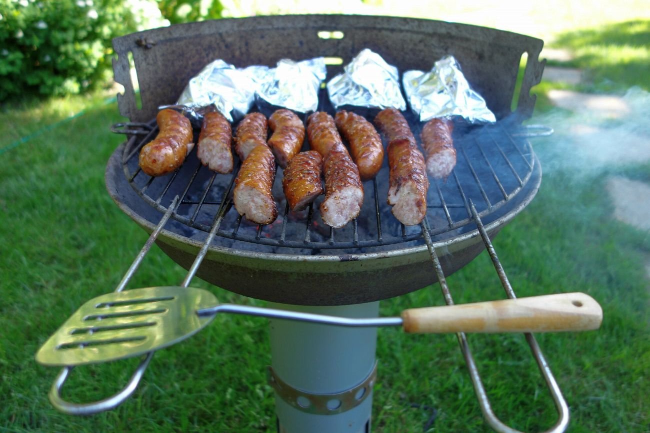 kiełbaski na grillu