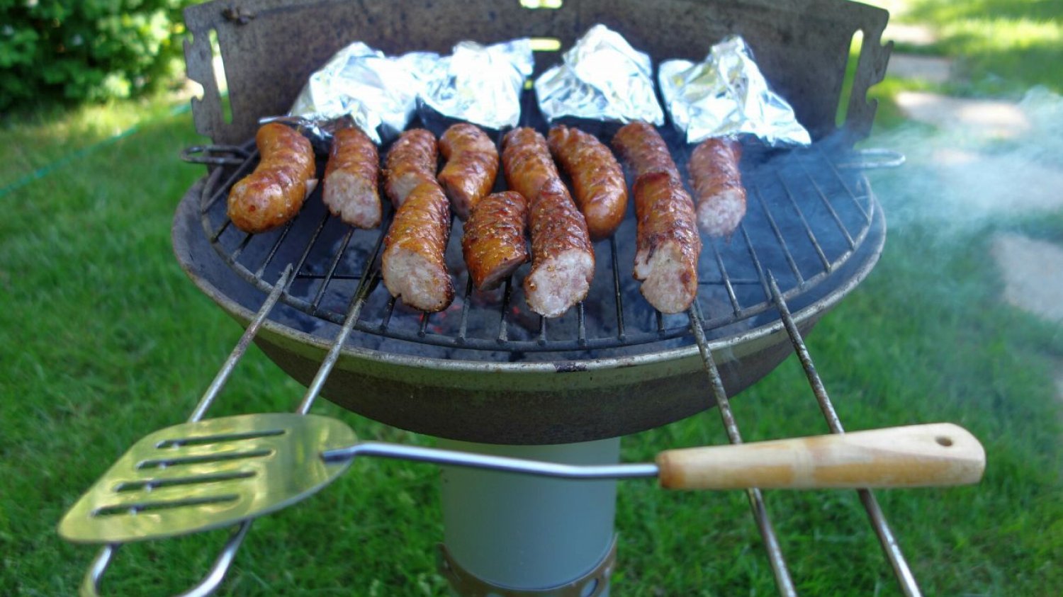 kiełbaski na grillu