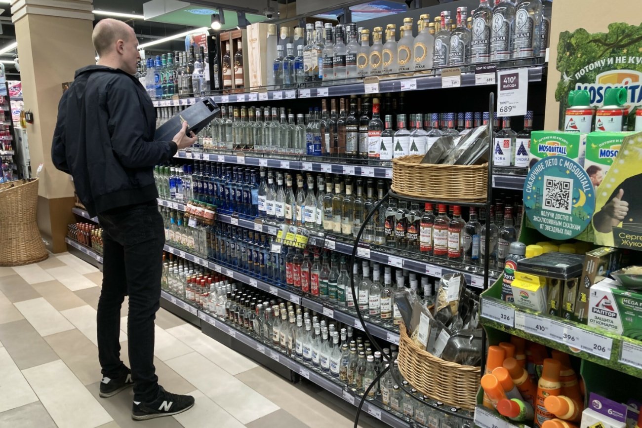 Półka sklepowa z alkoholem.