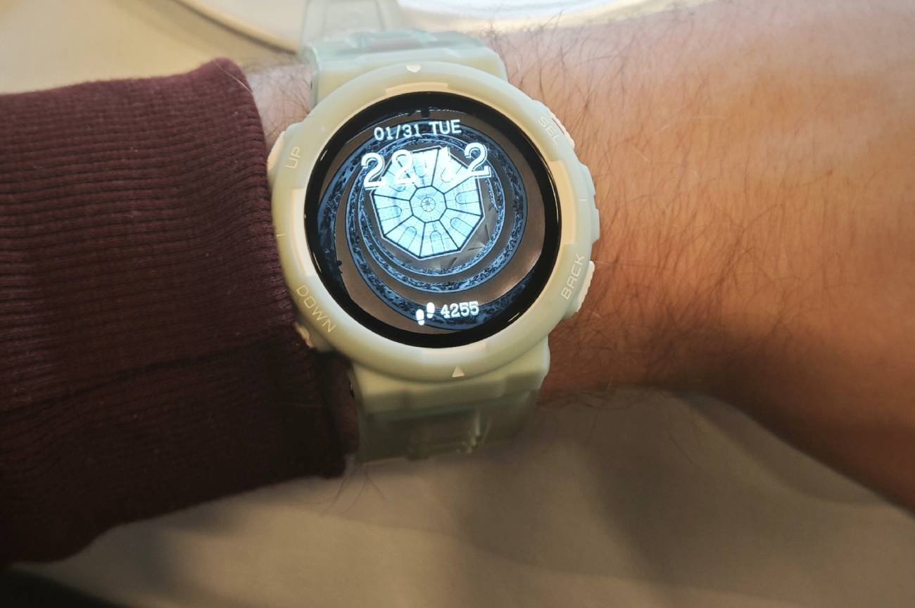 Amazfit Edge w kolorze Mint Green.