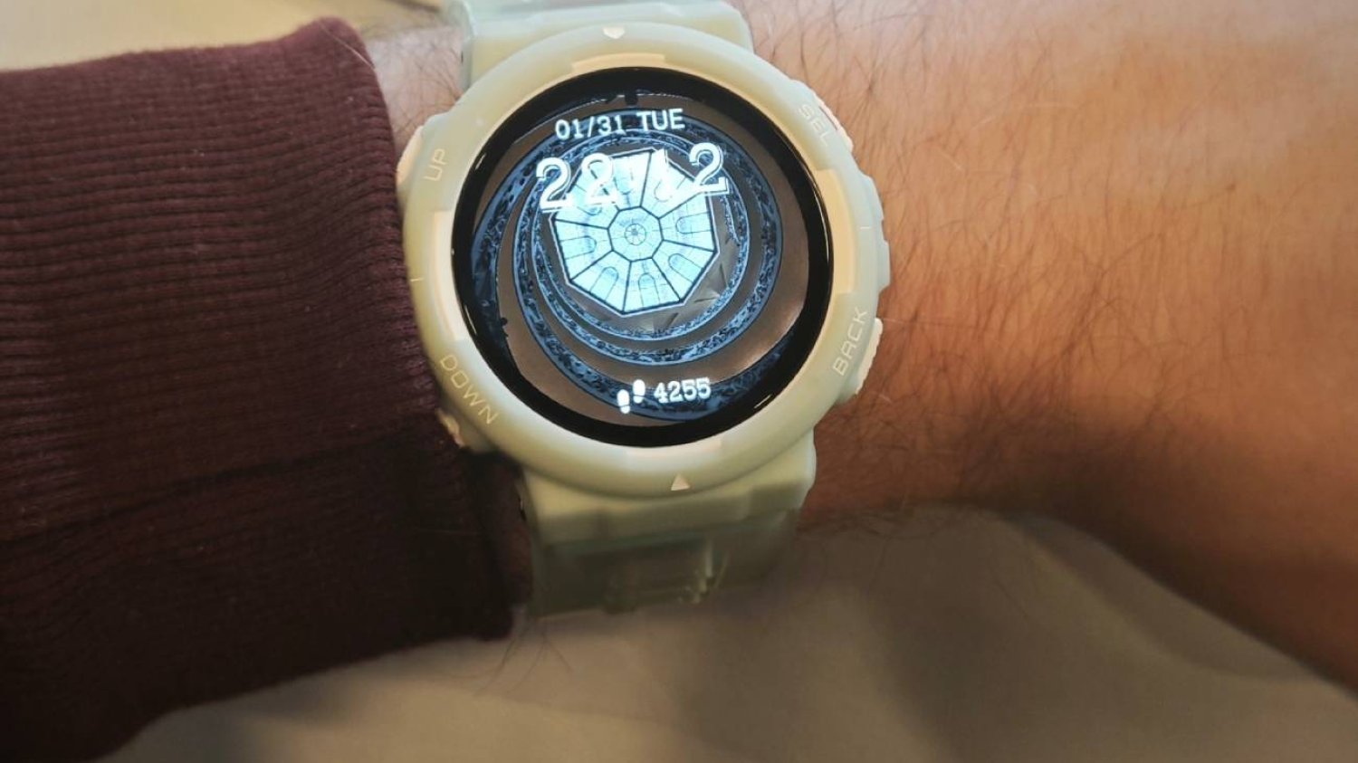 Amazfit Edge w kolorze Mint Green.