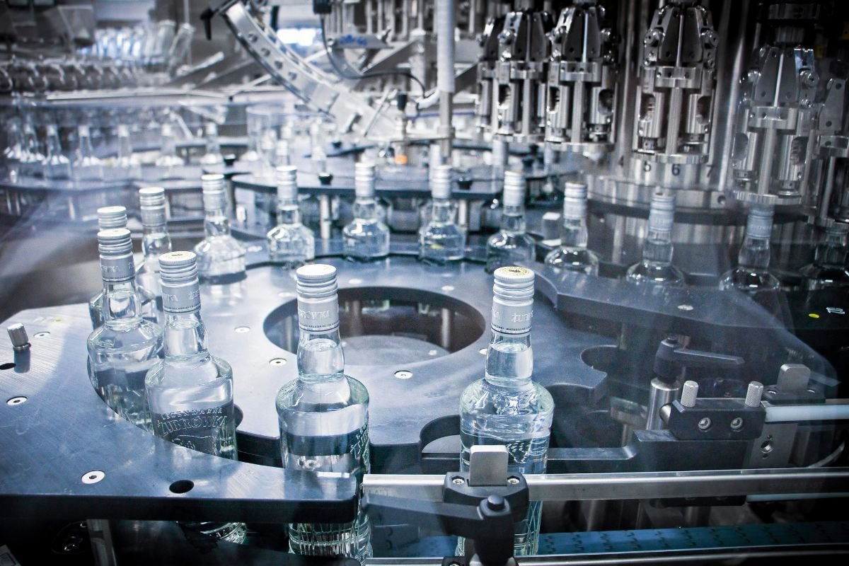 Polacy wcale tak dużo nie piją. Wszystko przez błąd w statystykach producenta wódki.