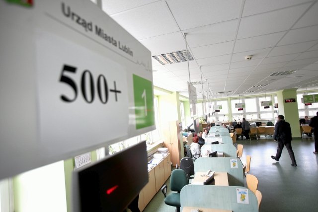 Dla 46 000 dzieci program 500+ zmieni się w 400+. PiS planuje zmiany w sztandarowym programie socjalnym