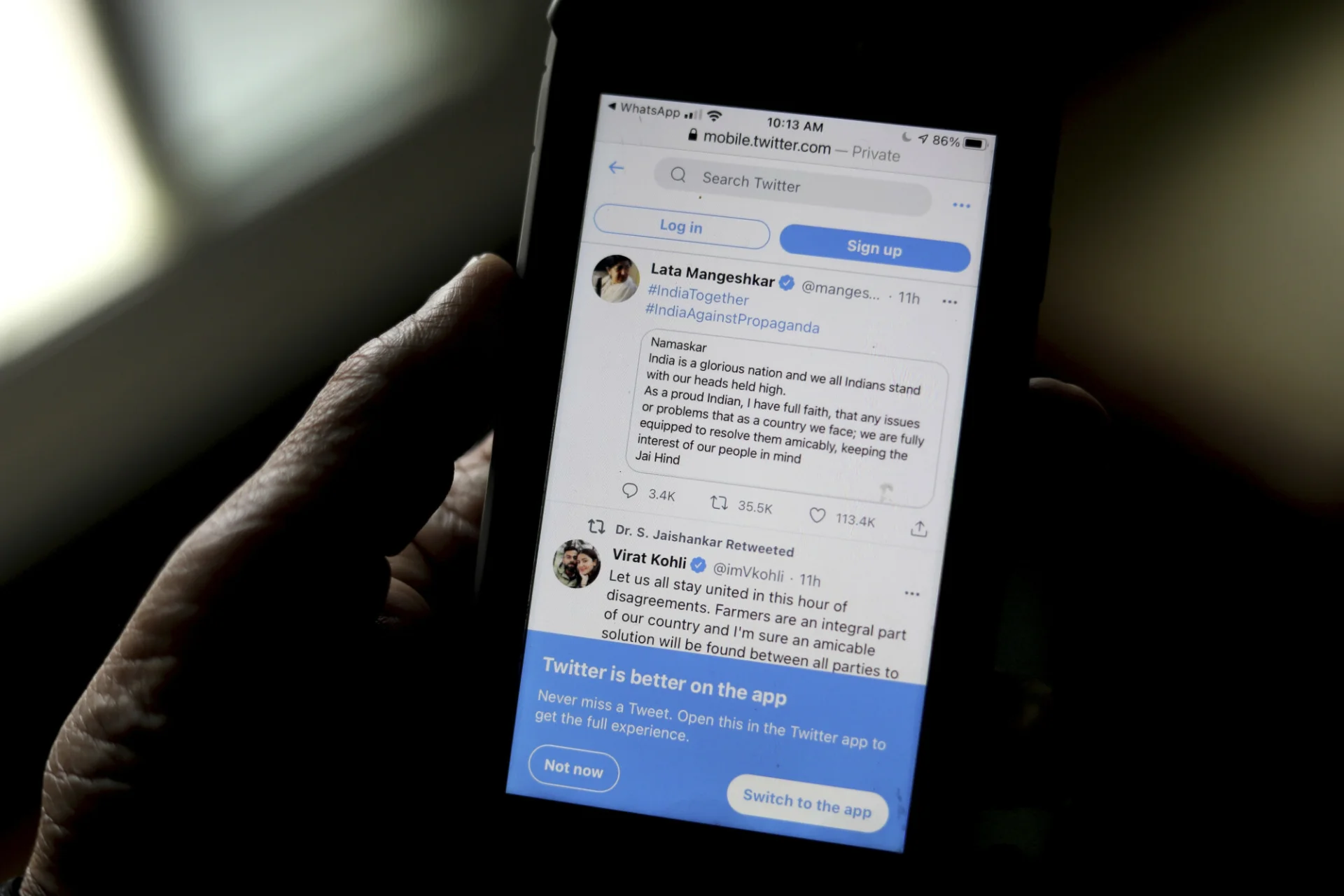Twitter otwarty na komórce.