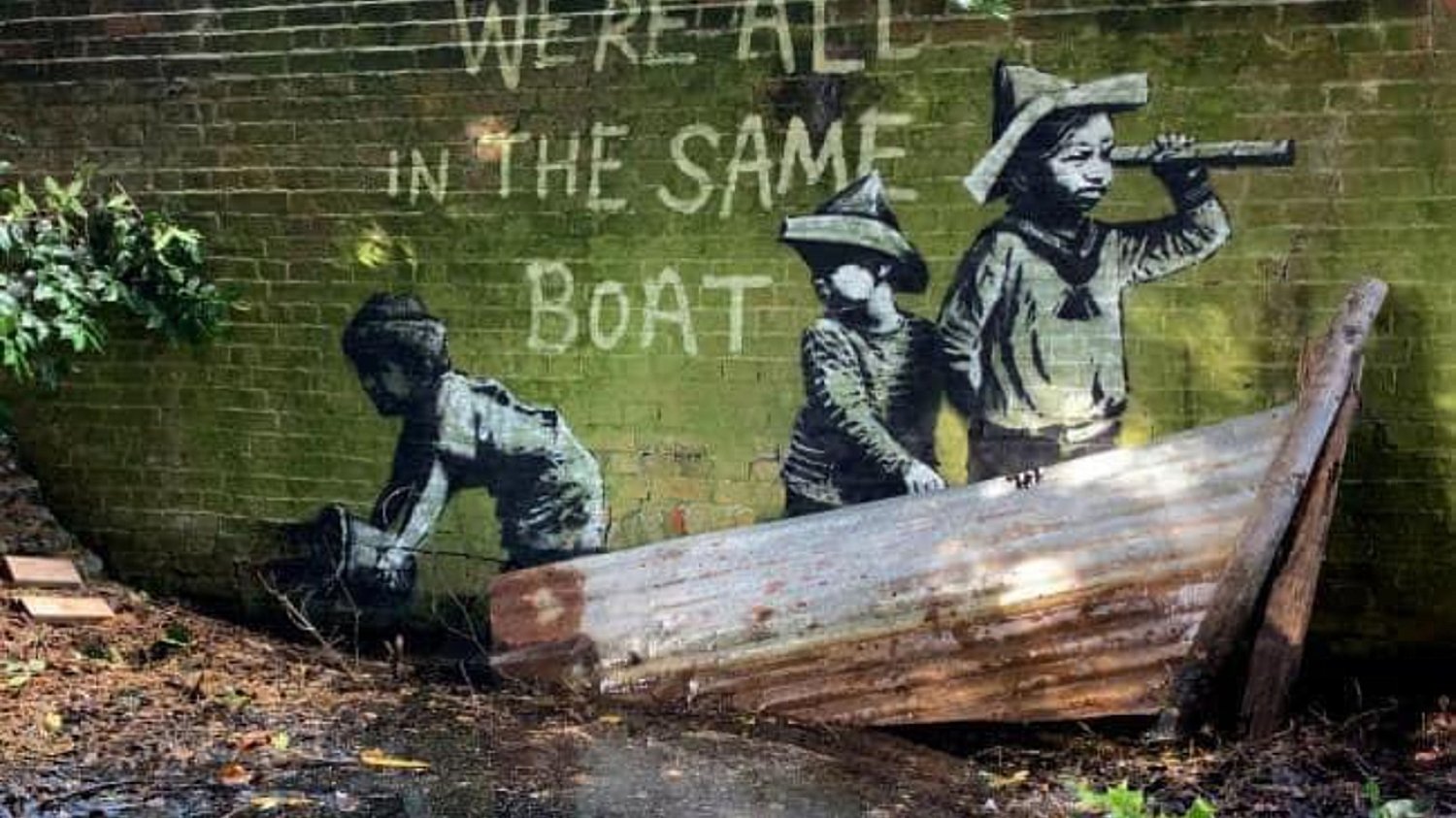 "We're all in the same boat"  - mural  street-artysty Banksy'ego.