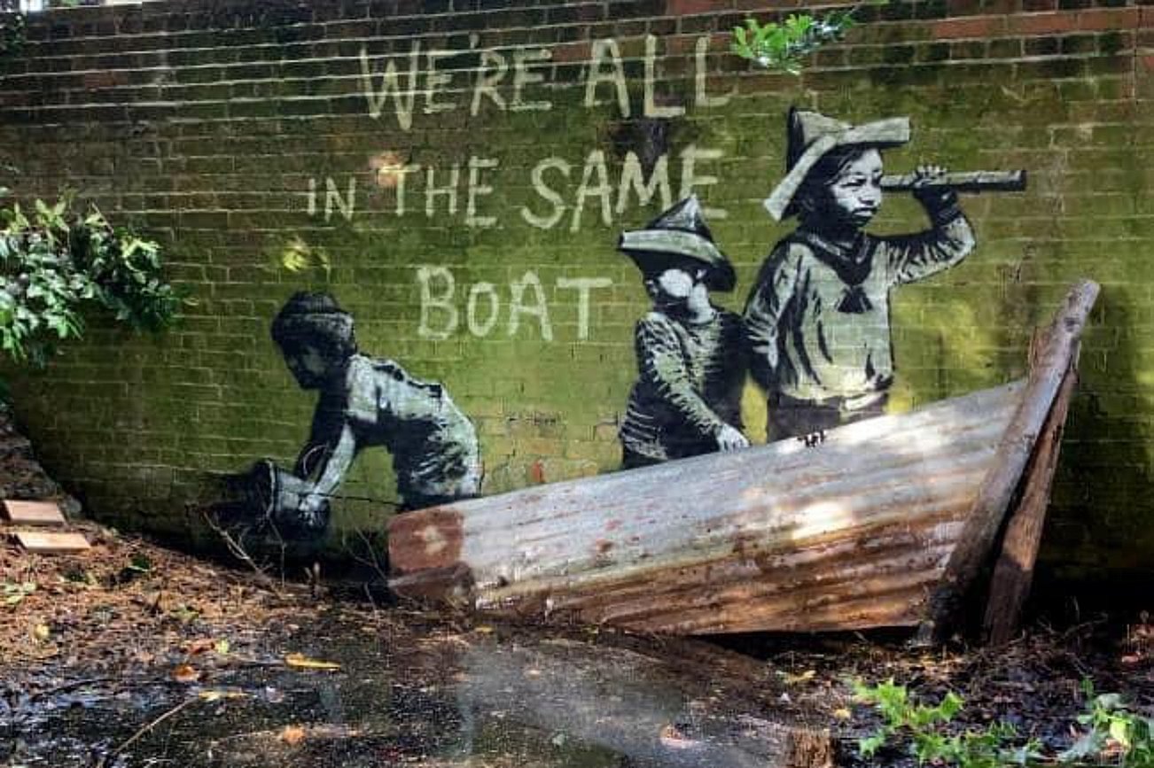 "We're all in the same boat"  - mural  street-artysty Banksy'ego.