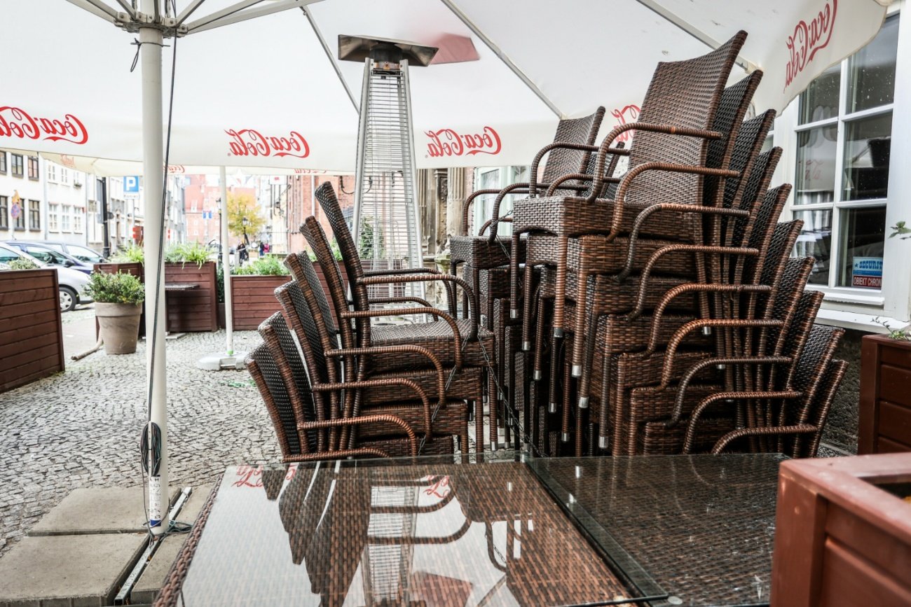 Krzesła w zamkniętej restauracji.