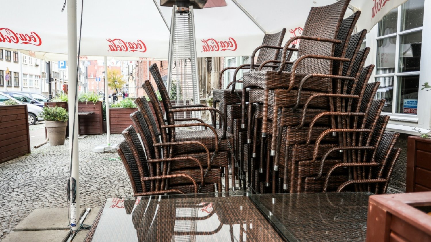 Krzesła w zamkniętej restauracji.
