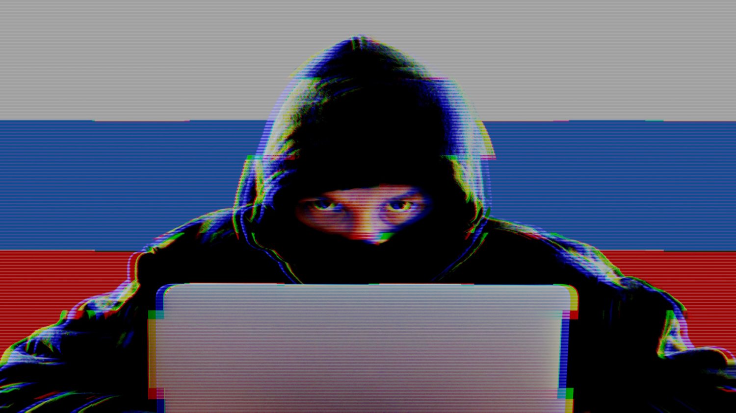 Ruciane Nida na celowniku rosyjskich hakerów. Cyberatak na polską ciepłownie. Haker w kominiarce na tle rosyjskiej flagi. Cyberatak na polską ciepłownie w Rucianem-Nidzie. To rosyjscy hakerzy.