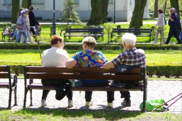 Niektórzy emeryci mogą liczyć na specjalny dodatek w wysokości 1 tysiąca złotych. Jak go dostać?