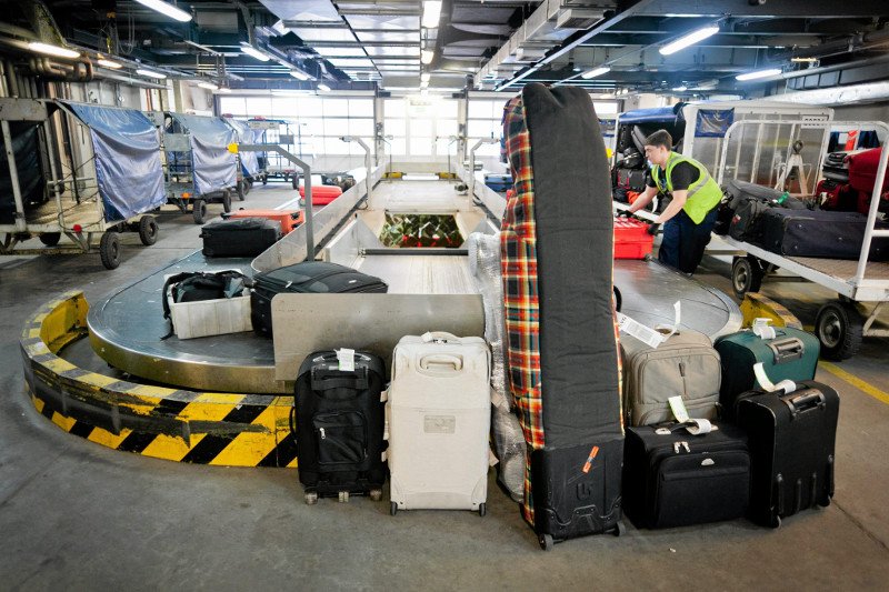 LOT zlicytuje w internecie bagaże pasażerów. „Każda walizka to zagadka”, jak jajko niespodzianka.