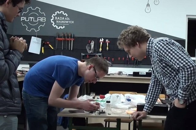 Studenci w trakcie pracy w laboratorium.