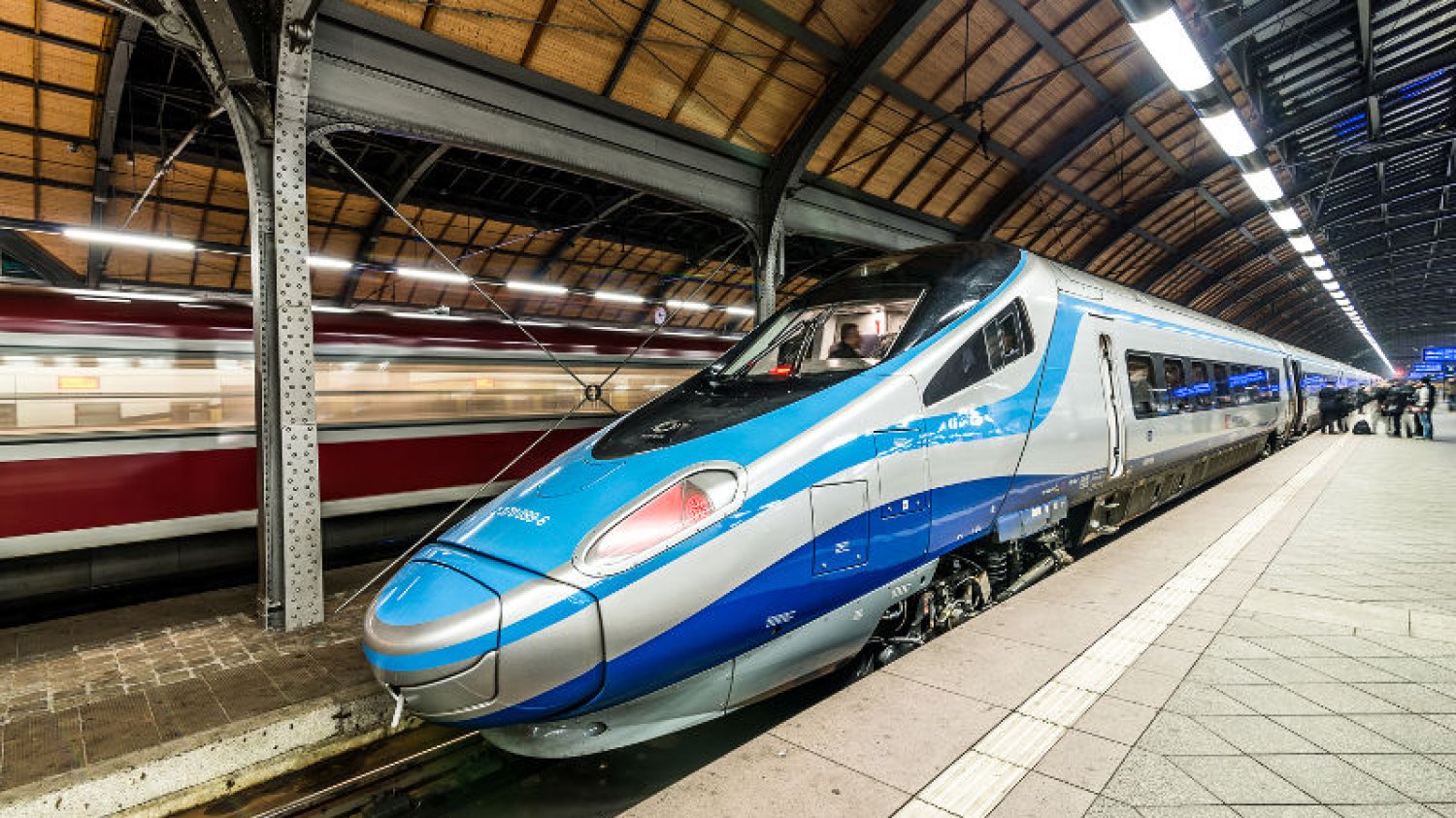 Pendolino zaczęło jeździć po polskich torach pod koniec 2014 roku.